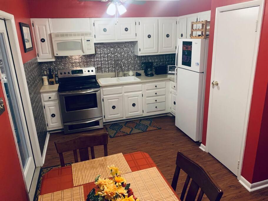 Family Friendly Downtown Home - Private Yard & Grill - Location, Location, Location! Атенс Екстериор снимка