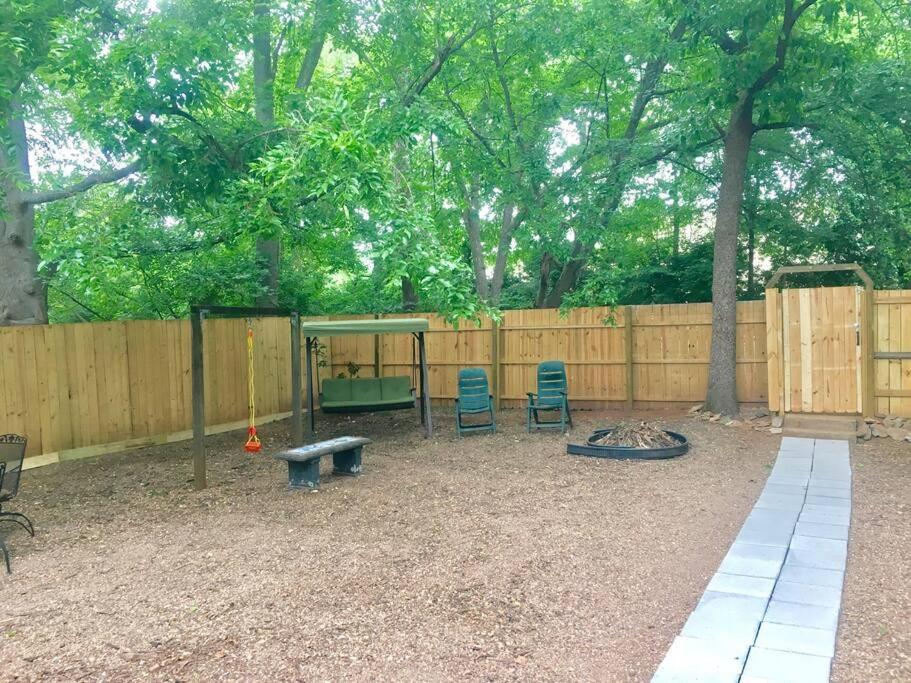 Family Friendly Downtown Home - Private Yard & Grill - Location, Location, Location! Атенс Екстериор снимка